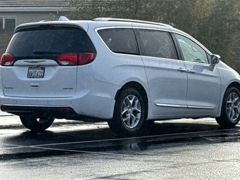 Used 2020 Chrysler Pacifica Limited image 5