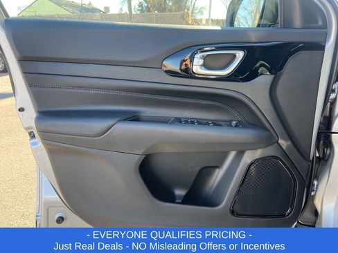 New 2026 Jeep Compass Latitude image 9