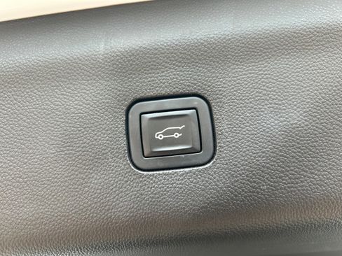 Used 2019 Buick Enclave Essence FWD image 9