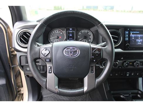 Used 2018 Toyota Tacoma TRD Off-Road w/ Technology Package image 16