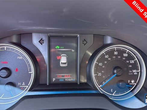 Used 2022 Toyota Venza LE image 3