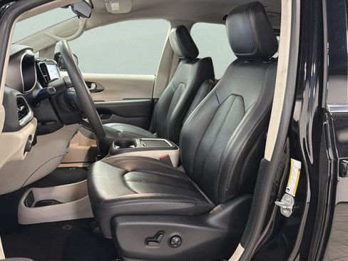 Used 2024 Chrysler Pacifica Touring-L FWD image 17