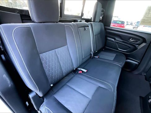 Used 2019 Nissan Titan SV w/ SV Convenience Package image 19