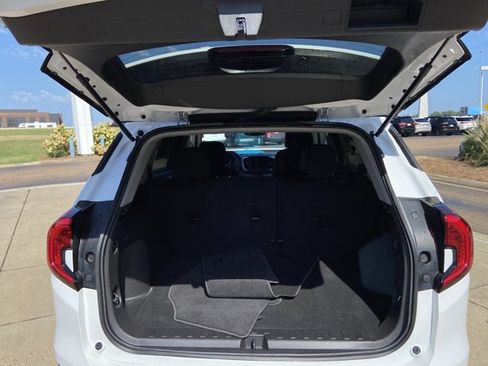 Used 2024 GMC Terrain SLE w/ Driver Convenience Package FWD image 26