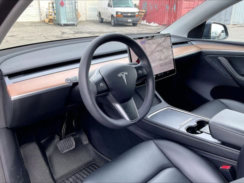 Used 2024 Tesla Model Y Long Range image 18