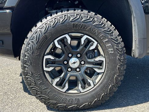 Certified 2025 Chevrolet Silverado 1500 ZR2 AWD/4WD image 11