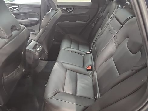 Used 2022 Volvo XC60 B5 Momentum image 18