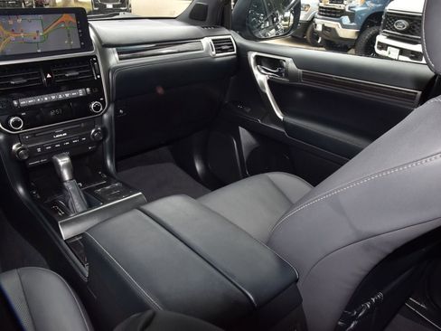 Used 2023 Lexus GX 460 Premium w/ Accessory Package AWD/4WD image 19