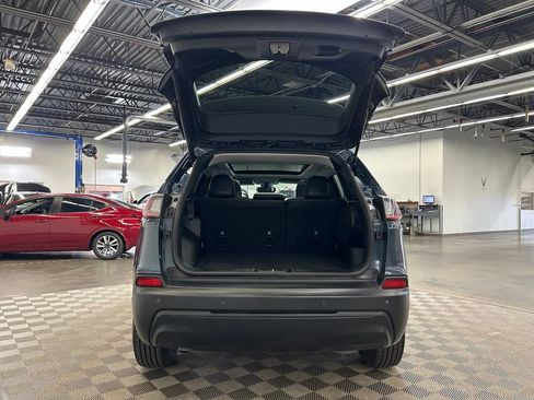Used 2020 Jeep Cherokee Latitude Plus w/ Comfort/Convenience Group FWD image 11