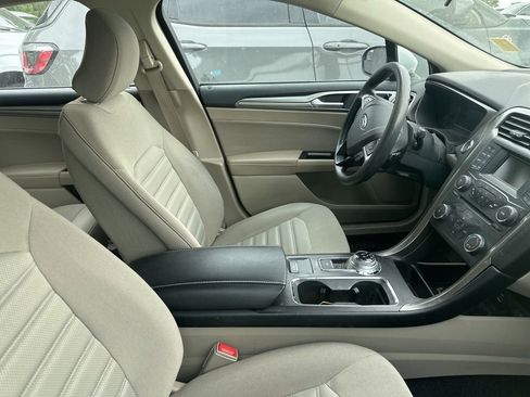 Used 2017 Ford Fusion SE FWD image 3