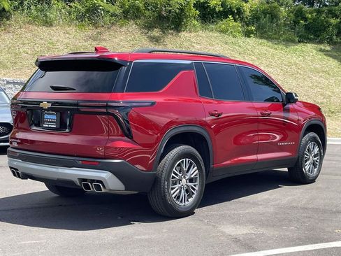Used 2024 Chevrolet Traverse LT w/ Trailering Package FWD image 3