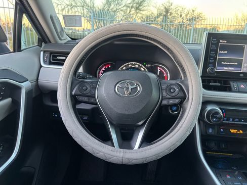 Used 2020 Toyota RAV4 Limited image 7