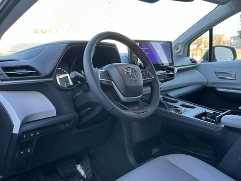 New 2026 Toyota Sienna XLE image 10