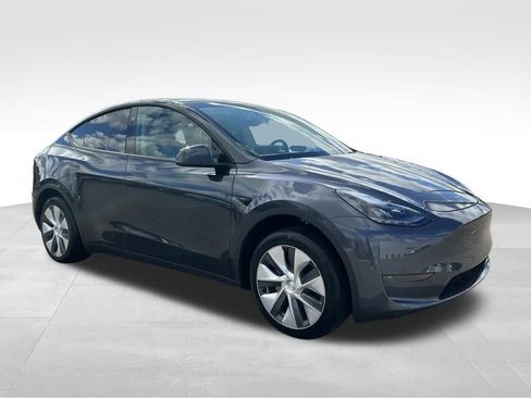 Used 2024 Tesla Model Y 2WD image 9