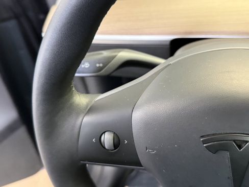 Used 2021 Tesla Model Y Long Range AWD/4WD image 19