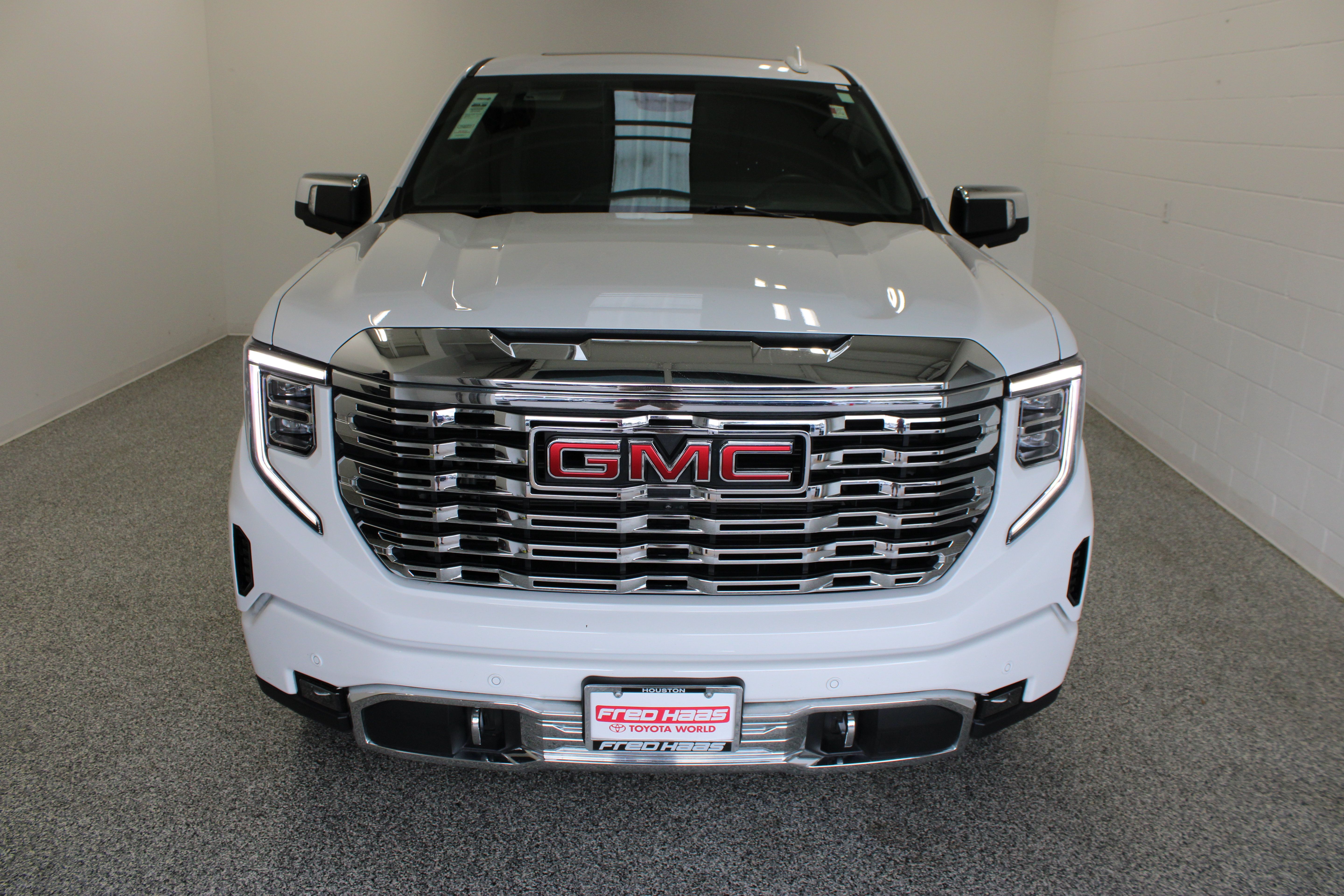 Used 2024 GMC Sierra 1500 Denali AWD/4WD image 3