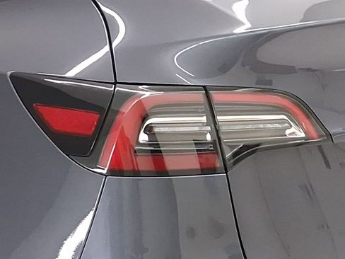 Used 2021 Tesla Model Y Long Range image 10