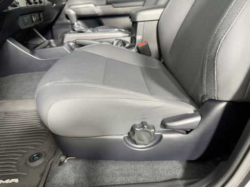 Used 2019 Toyota Tacoma TRD Sport image 11