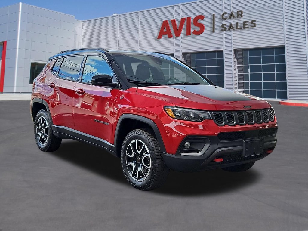 Used 2025 Jeep Compass Trailhawk AWD/4WD image 3