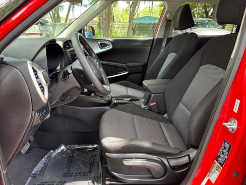 Used 2025 Kia Soul LX w/ LX Technology Package FWD image 24
