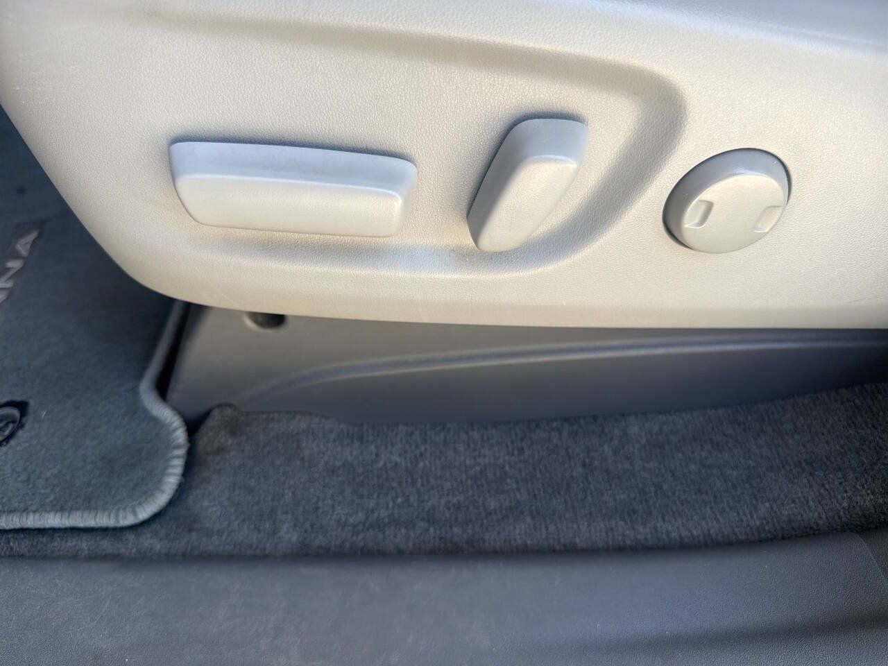 Used 2018 Toyota Sienna LE w/ Carpet Mat Package FWD image 20