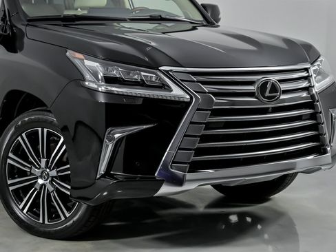 Used 2021 Lexus LX 570 4WD w/ 3rd Row & Luxury Pkg image 3