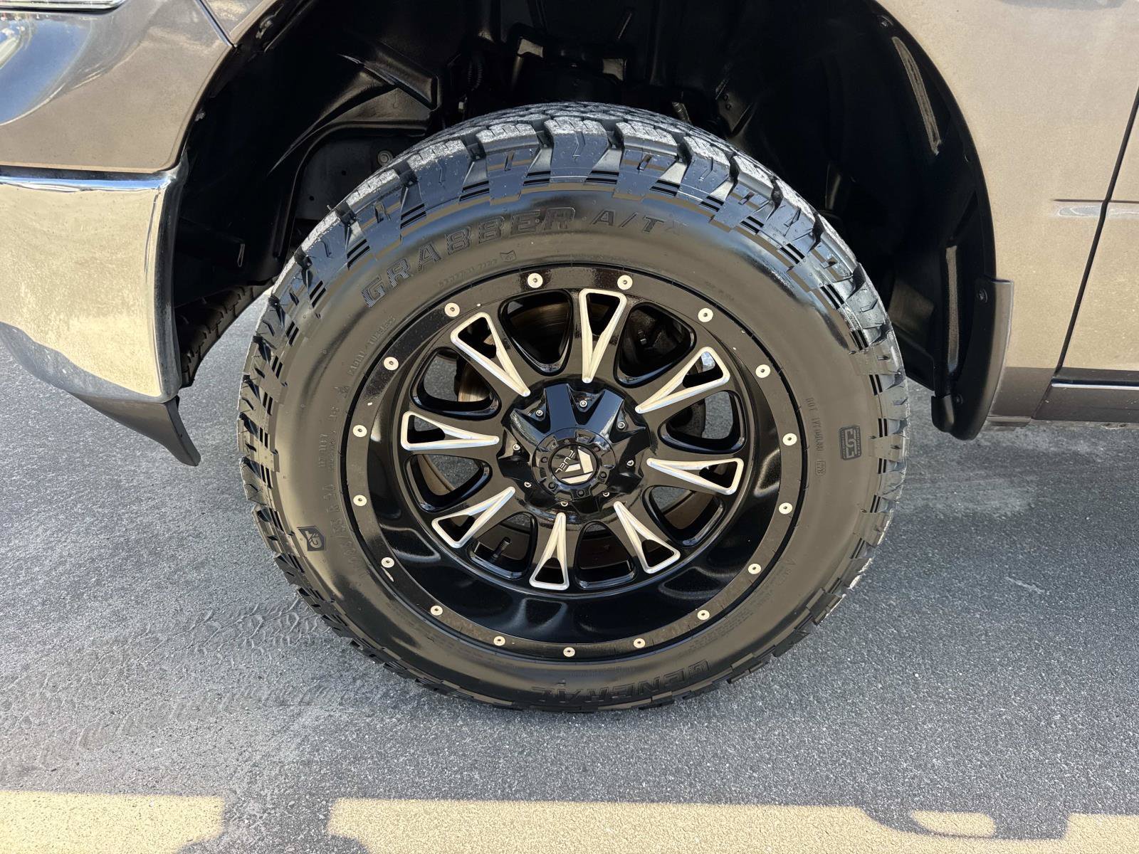 Used 2020 RAM 1500 Classic SLT AWD/4WD image 10