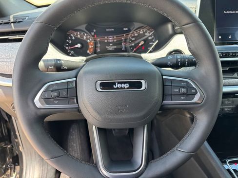 Used 2025 Jeep Compass Latitude AWD/4WD image 12