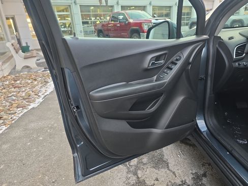 Used 2022 Chevrolet Trax LT w/ LT Convenience Package image 15