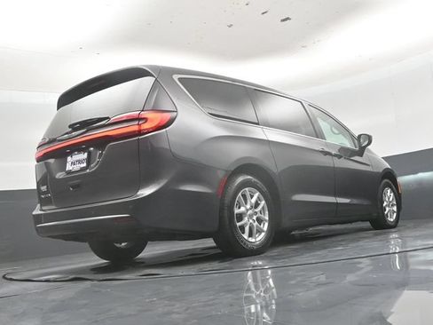 Used 2023 Chrysler Pacifica Touring-L FWD image 43