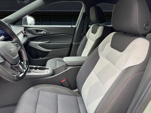 Used 2024 Chevrolet Trax RS FWD image 2