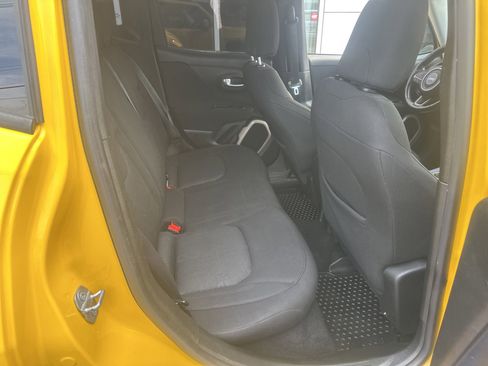 Used 2017 Jeep Renegade Latitude w/ Cold Weather Group FWD image 11