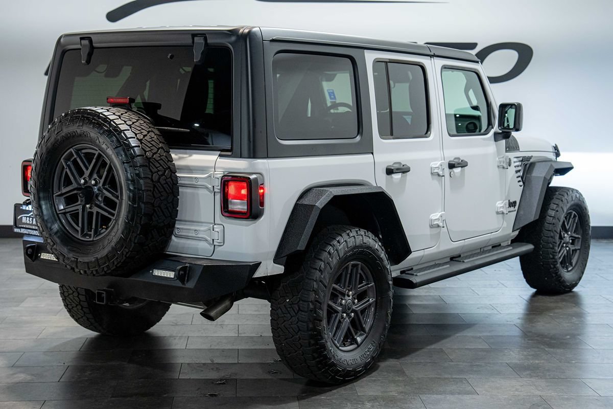 Used 2024 Jeep Wrangler Unlimited Sport AWD/4WD image 4