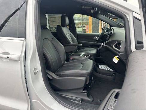 New 2026 Chrysler Voyager LX image 26