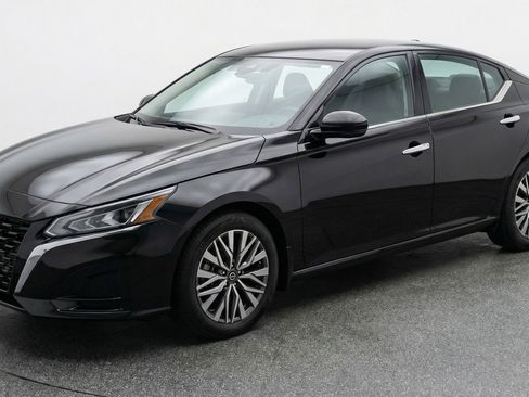 Used 2025 Nissan Altima 2.5 SV FWD image 3