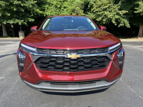 Used 2025 Chevrolet Trax LT w/ Driver Confidence Package FWD image 3