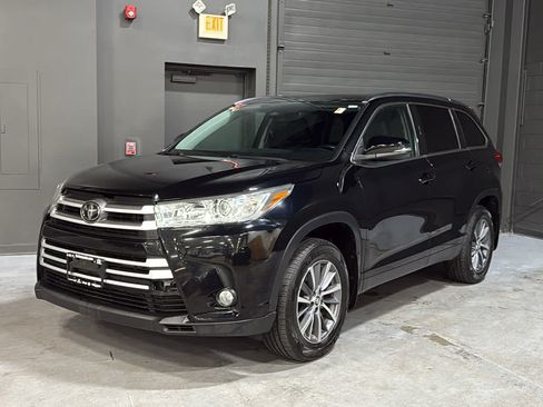 Used 2019 Toyota Highlander XLE AWD/4WD image 3