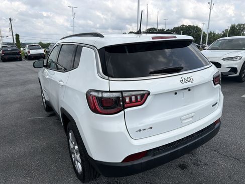 Used 2022 Jeep Compass Latitude w/ Sun and Sound Group AWD/4WD image 5