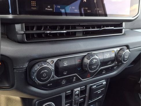 Used 2025 Jeep Wrangler Unlimited Rubicon AWD/4WD image 10