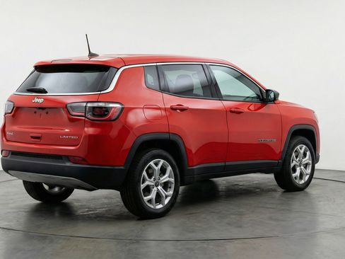 Used 2025 Jeep Compass Latitude image 9