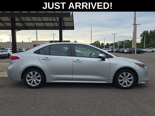 Used 2020 Toyota Corolla LE FWD image 3