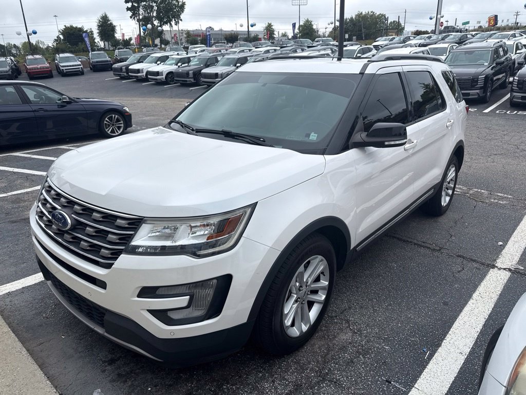 Used 2017 Ford Explorer XLT w/ Equipment Group 202A FWD image 4