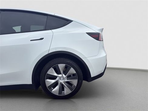 Used 2022 Tesla Model Y Long Range image 29