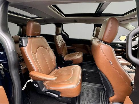 Used 2018 Chrysler Pacifica Limited w/ Tire & Wheel Group FWD image 24