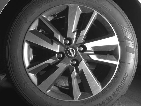 Used 2025 Nissan Versa SV image 14