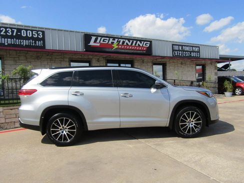 Used 2017 Toyota Highlander SE FWD image 5