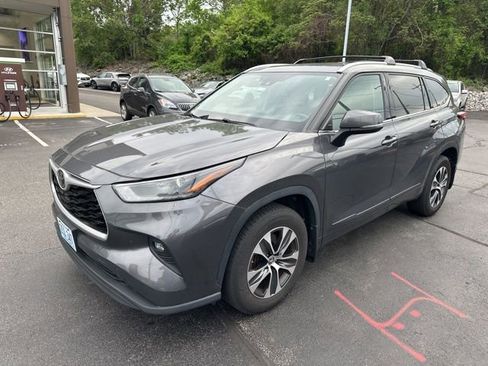 Used 2022 Toyota Highlander XLE AWD/4WD image 3