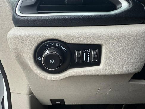 Used 2021 Chrysler Pacifica Touring-L image 25