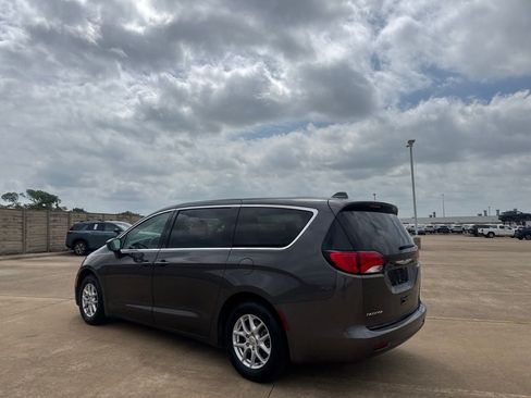 Used 2017 Chrysler Pacifica Touring FWD image 12