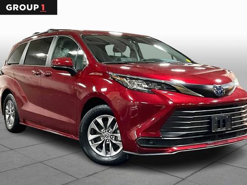 Used 2023 Toyota Sienna LE image 2